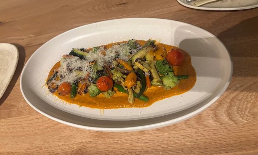 Image 7: Menú fusión para 2 o 4 personas con postre y opción a botella de vino