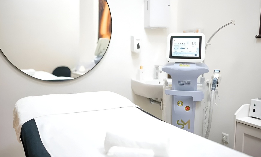 Image 15: Manicure of nagelbehandeling naar keuze