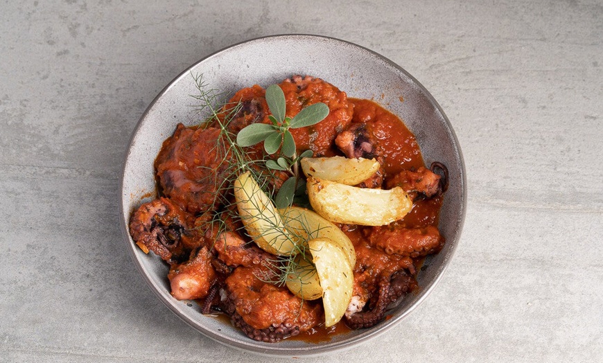 Image 13: Menu authentique en 4 services au restaurant Le Moulin de la Sambuc