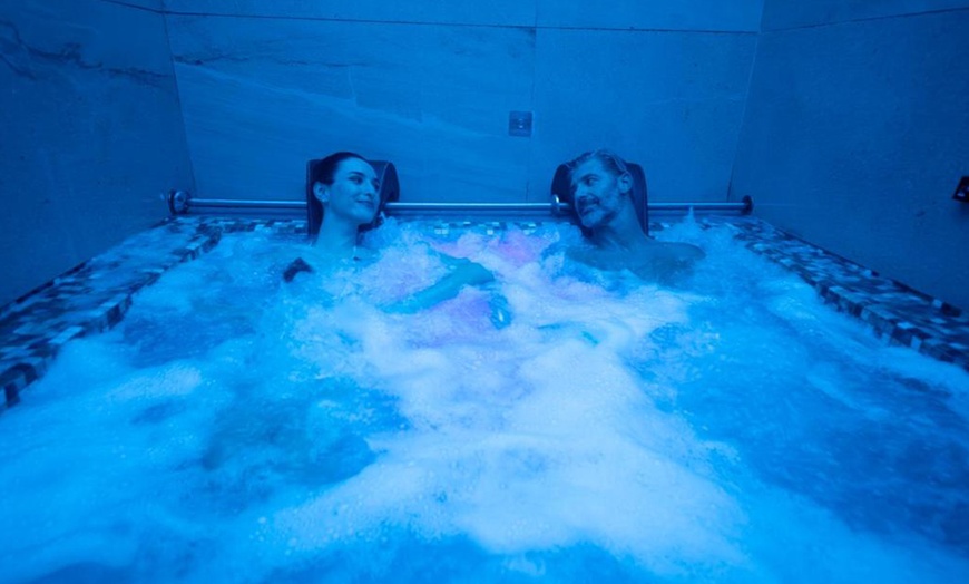 Image 5: Escapada Relajante al Balneario de Fitero con Masaje y Spa para Dos 