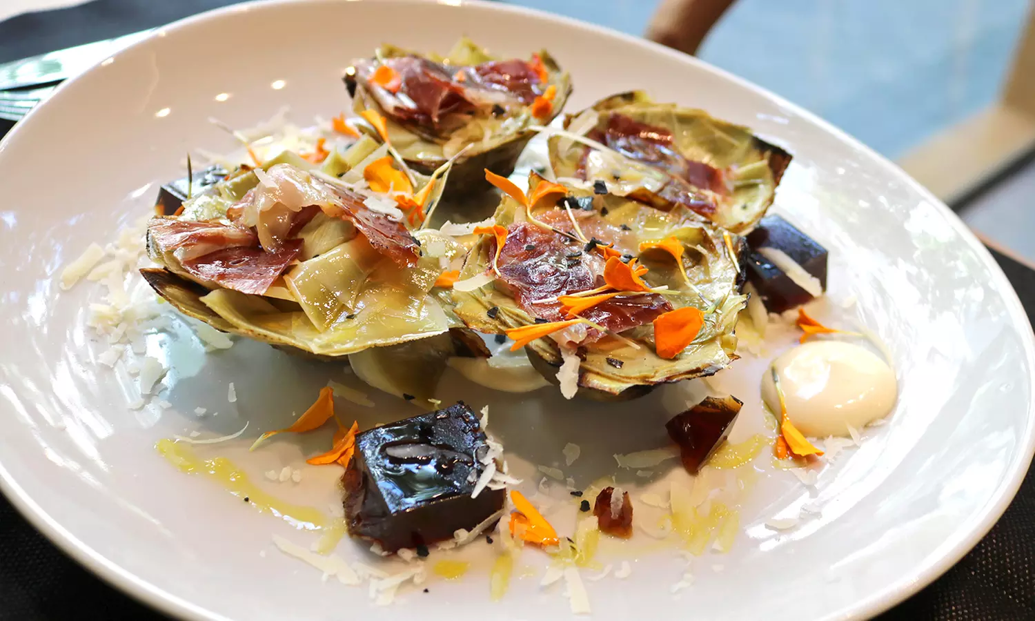 Menú mediterráneo para 2 o 4 personas con entrante, postre y bebida