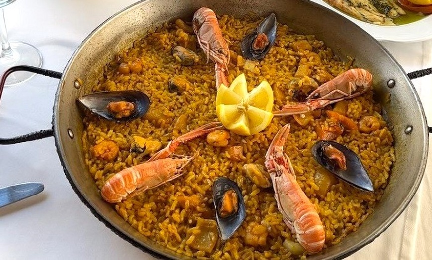 Image 2: Paella para 2 o 4 personas con entrante, postre y bebida