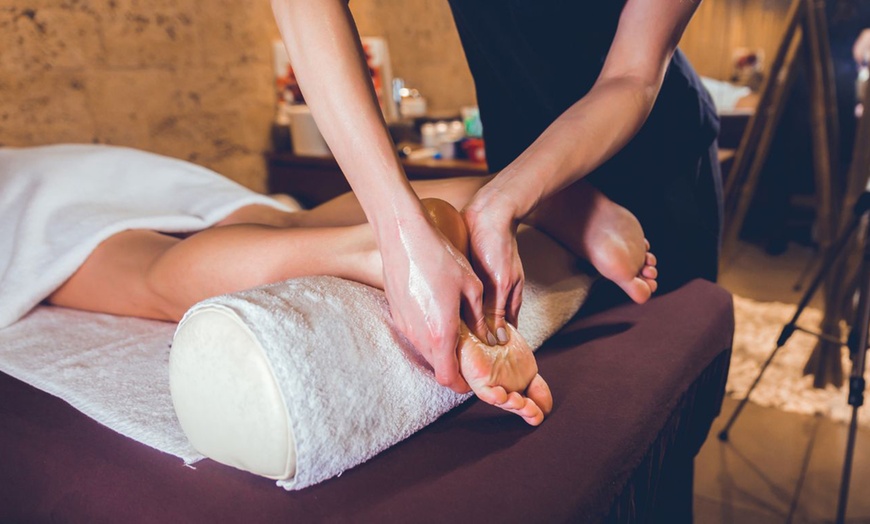 Image 1: Sesión de reflexología podal con masaje de piernas o cuerpo entero