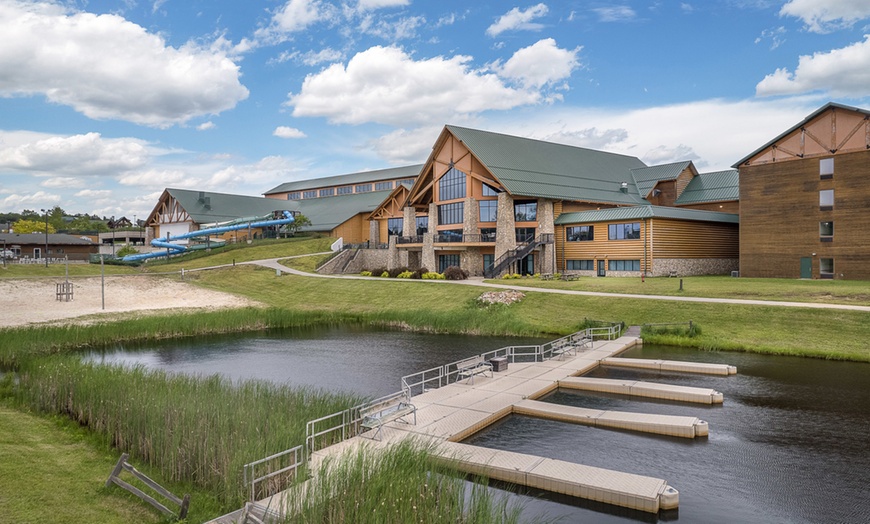 Image 35: Slides, pools & family fun at a Wisconsin waterpark resort