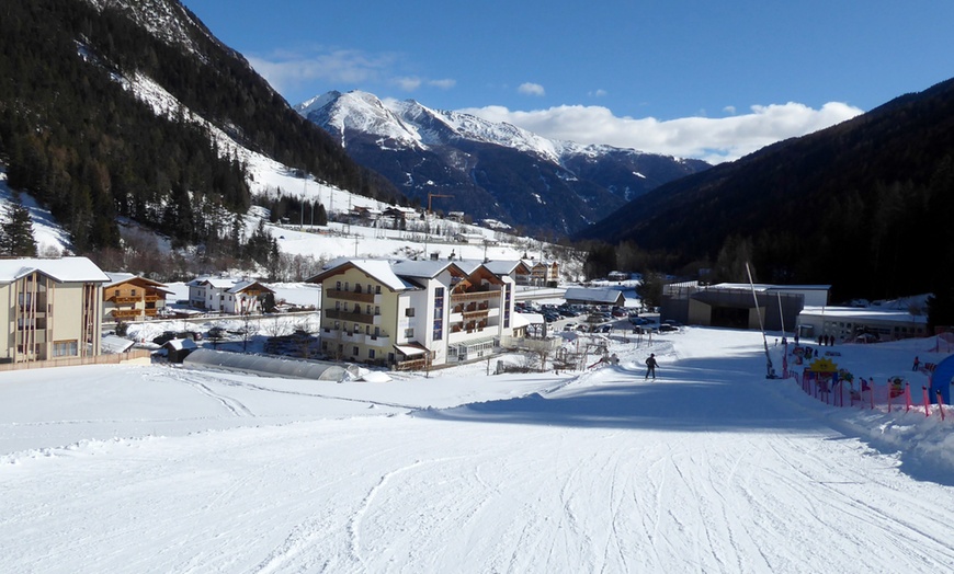 Image 1: Colle Isarco: camera doppia con colazione o mezza pensione e Spa