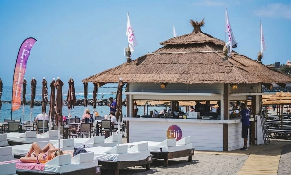 Disfruta de day pass con cama balinesa para 2 con almuerzo y bebidas