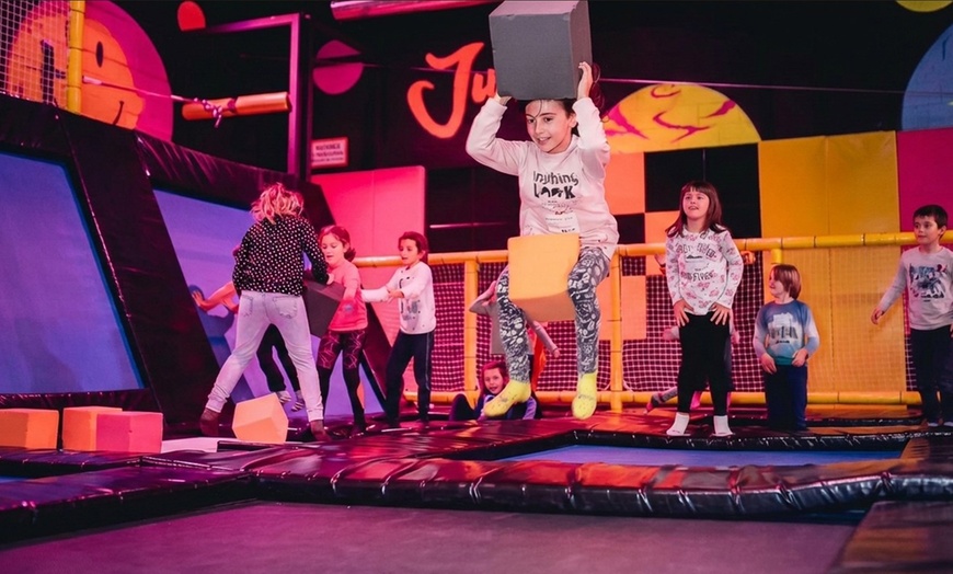 Image 10: 60 minutos de acceso a parque de saltos para 1, 2 o 4 personas