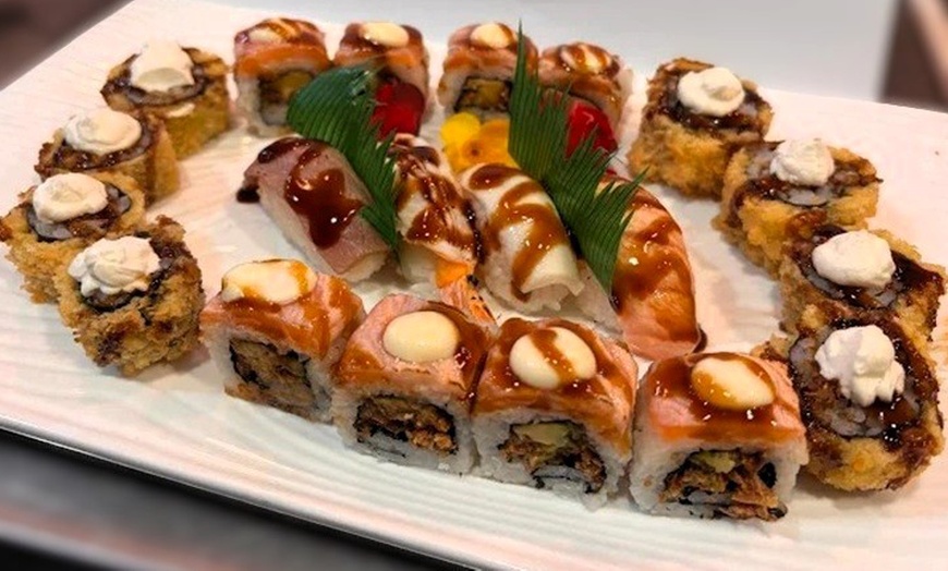 Image 3: Saborea la tradición: menú de sushi con 24 o 48 piezas para 2 o 4