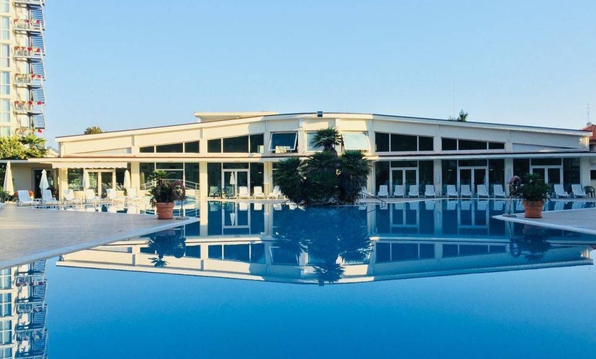 Image 12: Abano Terme 4*: Smart Room con mezza pensione e piscine termali