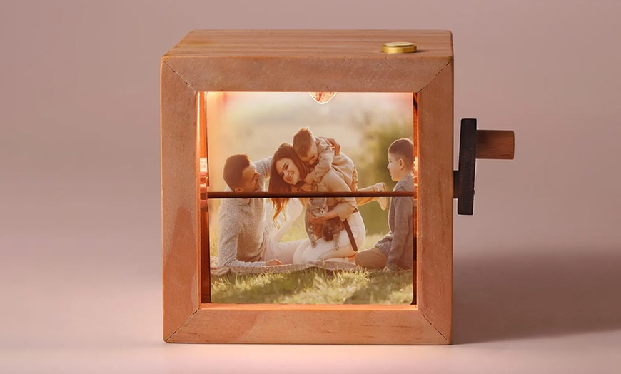 Image 4: 1 oder 2 personalisierbare Handkurbel-Fotorahmen aus Holz