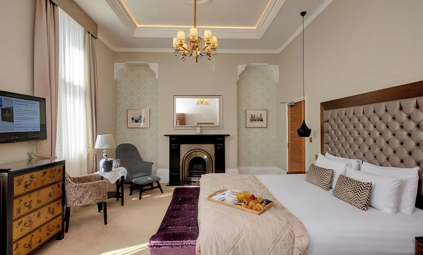 Image 16: London: Elegant 4* Stay with Breakfast