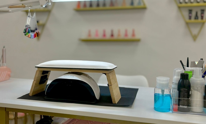 Image 8: Manicura y/o pedicura con esmaltado tradicional o semipermanente