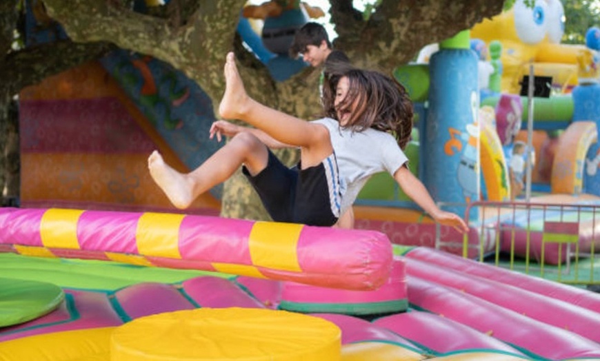 Image 12: Entrada al circuito de hinchables Crazy Warriors con opción de comida