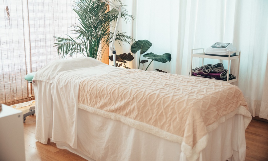 Image 1: 1 o 3 masajes de 1h, con o sin extra craneofacial o podal