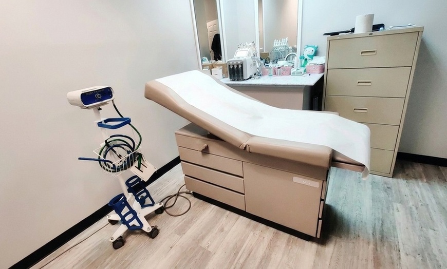 Image 3: Refresh with 20, 40, or 60 Units of Botox