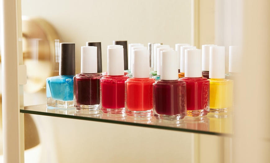 Image 2: Klassische Mani- und / oder Pediküre mit Shellac in Wunschfarbe