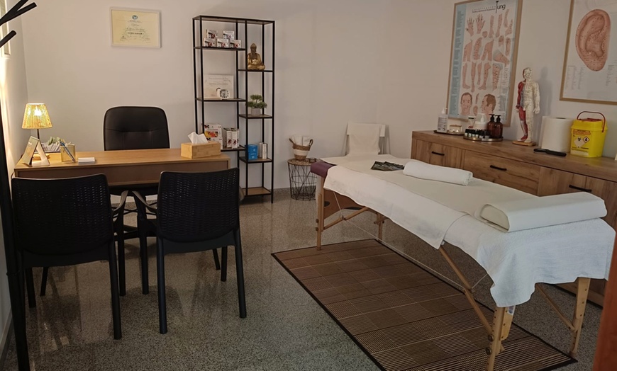 Image 1: Masaje terapéutico con aromaterapia o reflexología podal