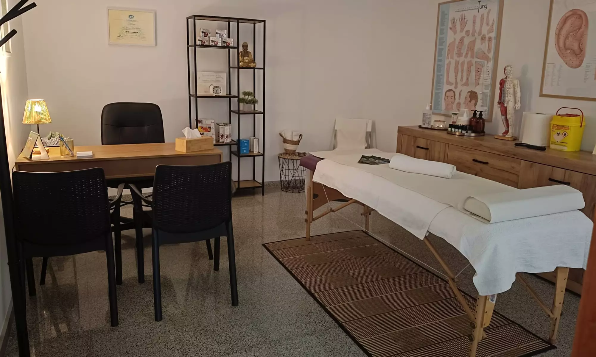 Descubre el poder curativo del masaje terapéutico con aromaterapia o reflexología podal en Quirosalud Centro de Terapias - Primary Image