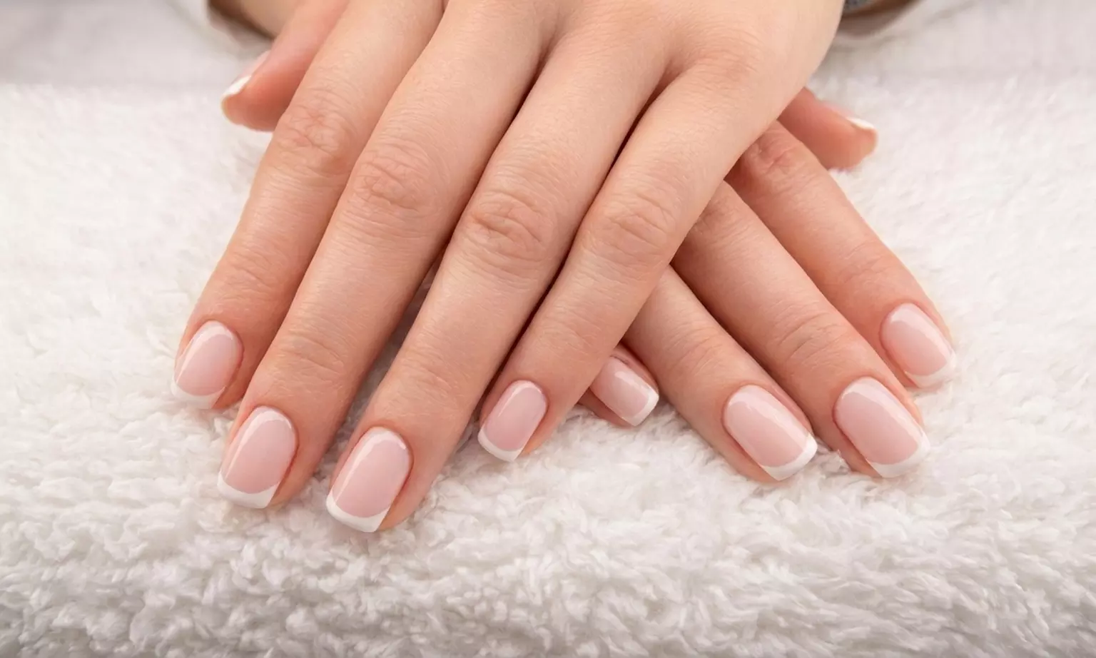 Klassische oder russische Maniküre oder Pediküre mit/ohne Shellack