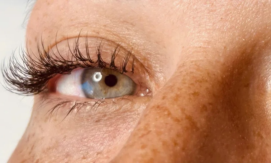 Image 2: Extension de cils ou rehaussement de cils avec traitement revitalisant