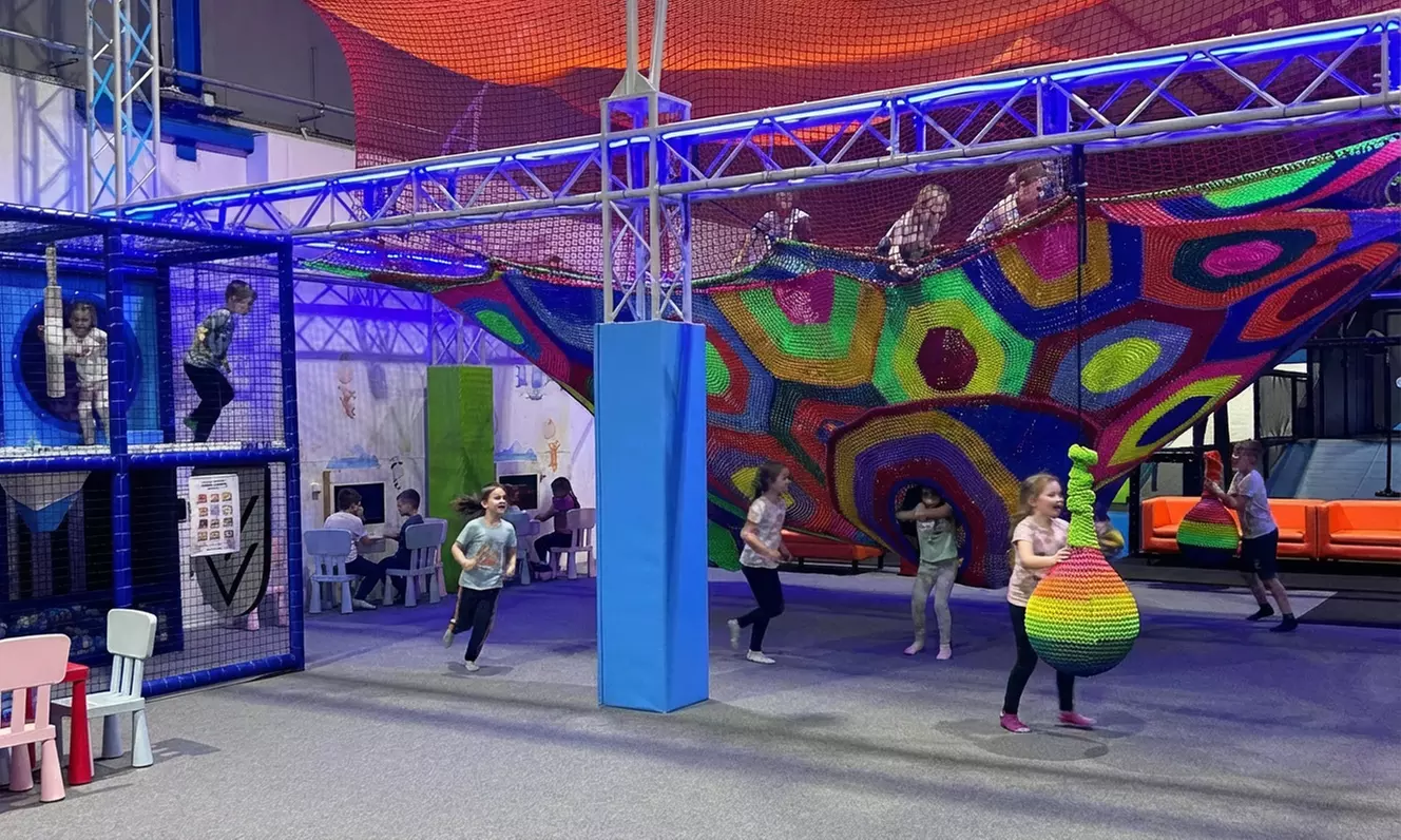 Skoczna zabawa każdego dnia dla dzieci i dorosłych w parku trampolin