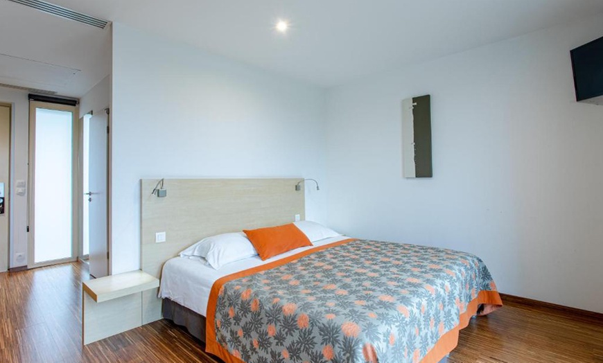 Image 9: Vittel : chambre double ou triple avec petit-déjeuner et accès spa