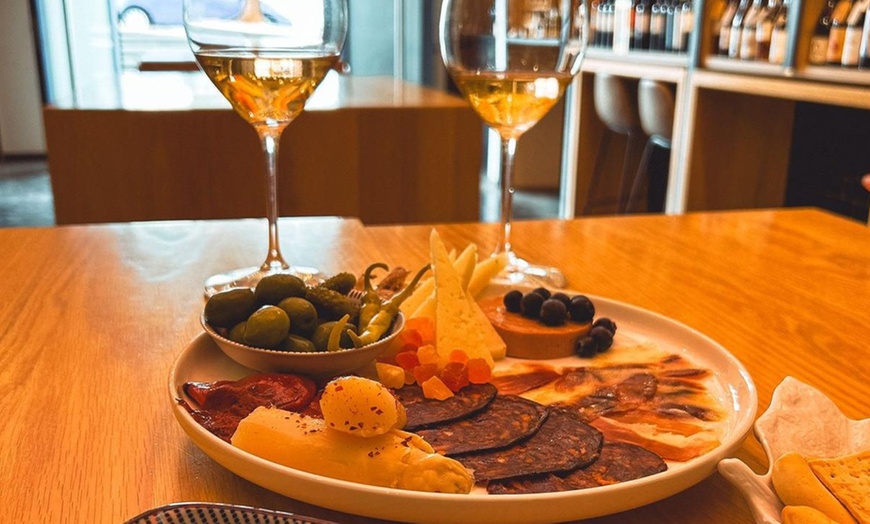 Image 1: Degustación de 3 vinos con tabla de embutidos para 1 o 2 personas