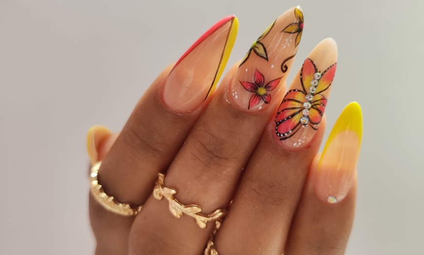 Image 4: 1 o 3 sesiones de manicura con diseño en una uña, pedicura o ambas 