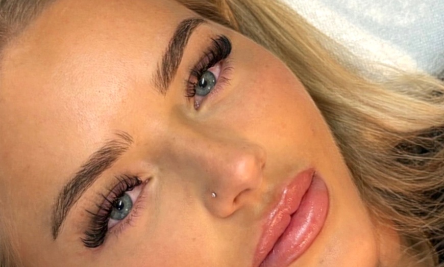 Image 2: Klassische, Light-Volumen oder Volumen-Wimpernverlängerung für 1 Pers.