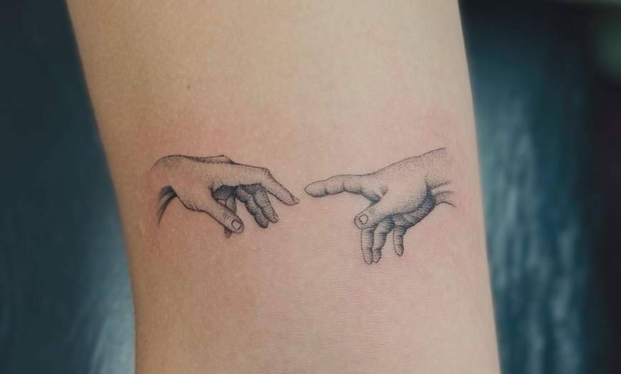 Image 11: 1 kleines oder mittelgroßes Tattoo oder kleines Partnertattoo