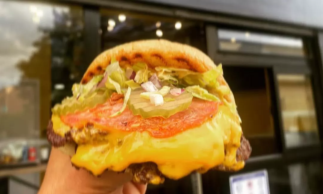 Burger du jour avec frites et boisson à Goku Burger, Colombes