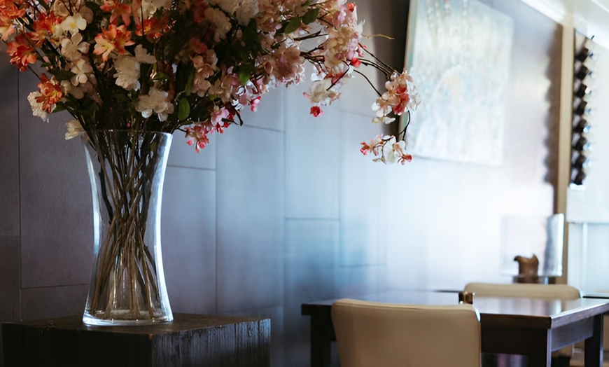 Image 3: Bon Bini! Caribische spareribs met saus, friet en drankje