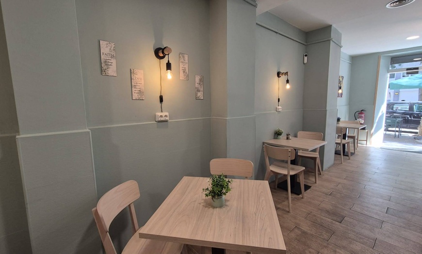 Image 2: Menú mediterráneo con entrante, principal, postre y bebida