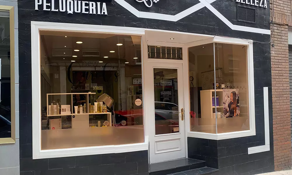 Alisado de queratina vegano con lavado, corte, secado y peinado para 1 persona con hasta un 44% de descuento - Second Medium