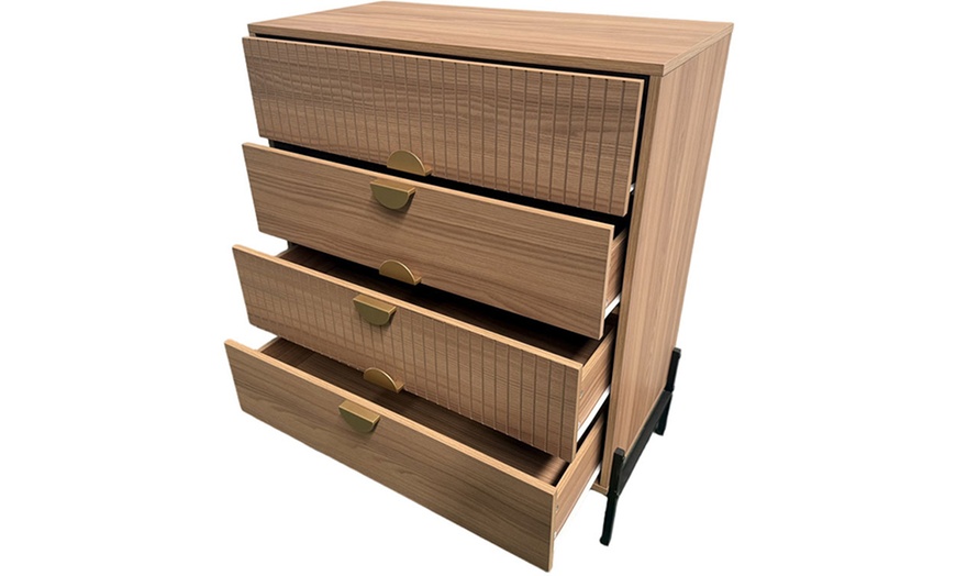 Image 4: Commode "Torinese" décor bois rainuré et poignées dorées de Kocoon 