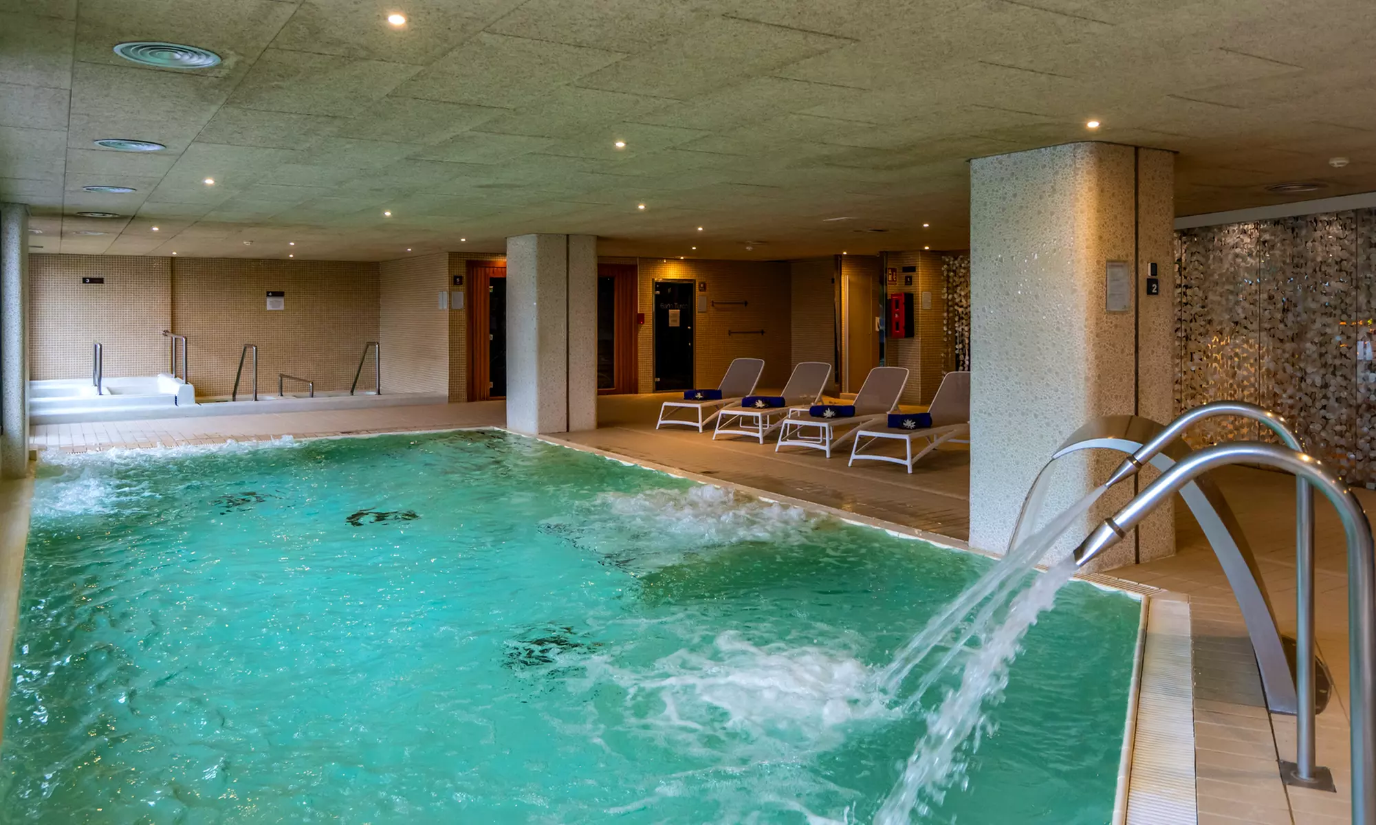 Bienestar de lujo: spa para 2 con opción a masaje y menú en resort 4*