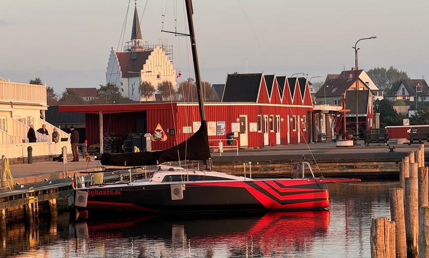 Image 3: Unvergesslicher Segeltag: Daycharter inkl. Skipper für 1 - 4 Personen