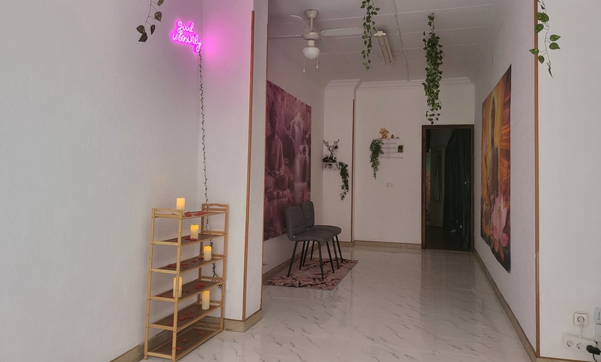 Image 6: Masaje de hasta 90 min. con opción a aparatología drenante y más 