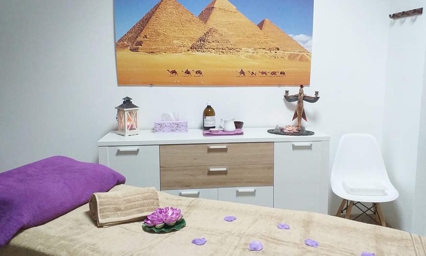 Image 4: Masaje de 30 minutos o ritual corporal de 1 hora para 1 persona