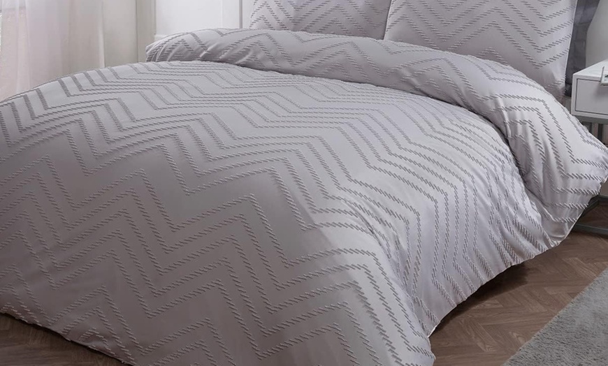 Image 1: Tufted Wave Duvet Set