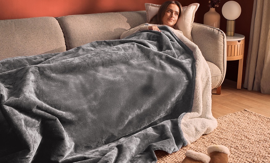 Image 4: Silentnight Heat Genie Self-Heating Blanket