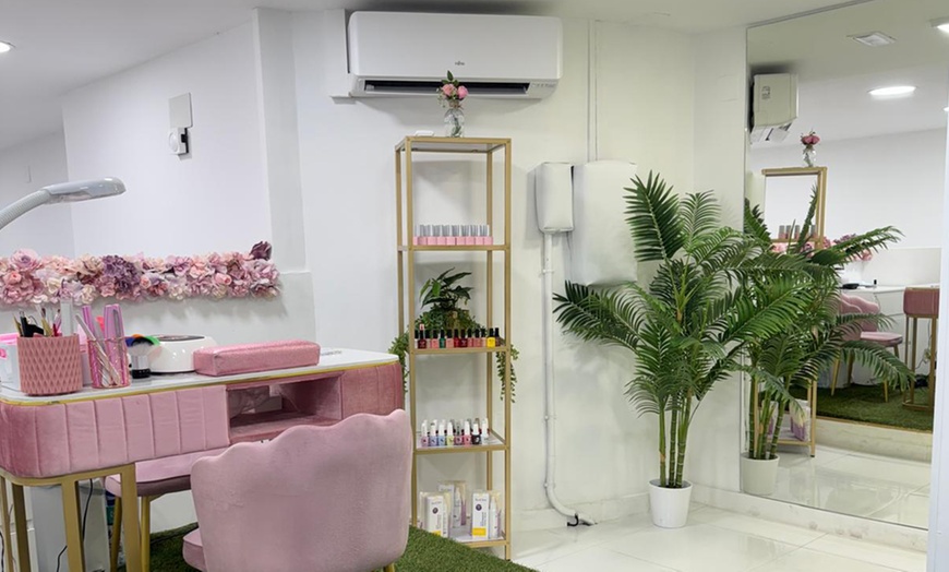 Image 2: Manicura con esmaltado tradicional o semipermanente