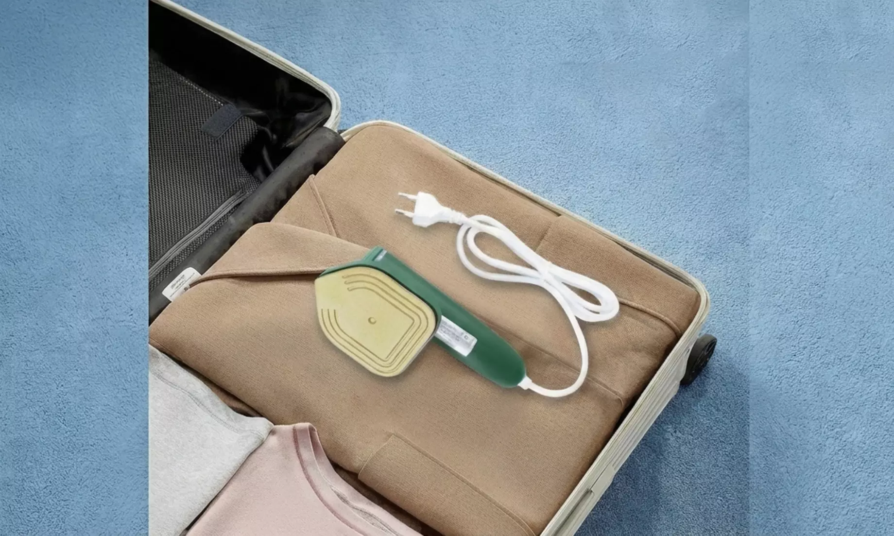 Miniplancha de viaje con tapa protectora y pulverizador incorporado