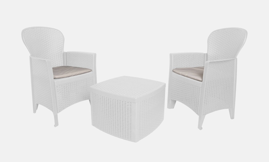 Image 6: Tuinset met twee stoelen en een tafeltje