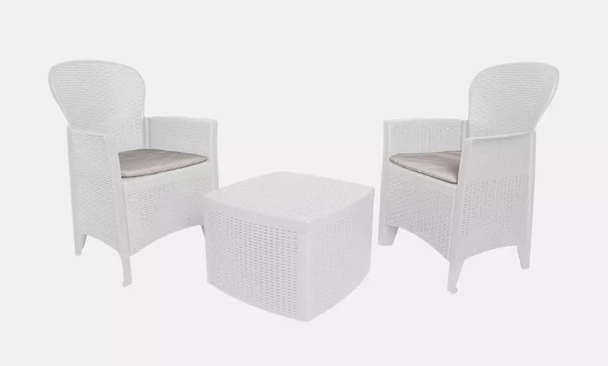 Image 6: Tuinset met twee stoelen en een tafeltje