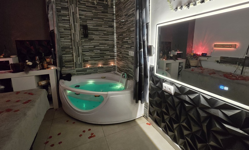 Image 4: Cabina romántica con infusión, pétalos, bombones, champán y spa 