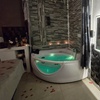 Image 4: Cabina romántica con infusión, pétalos, bombones, champán y spa 