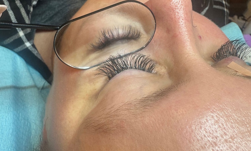 Image 7: Full Classic, Volume, or Hybrid Set Eyelash Extensions