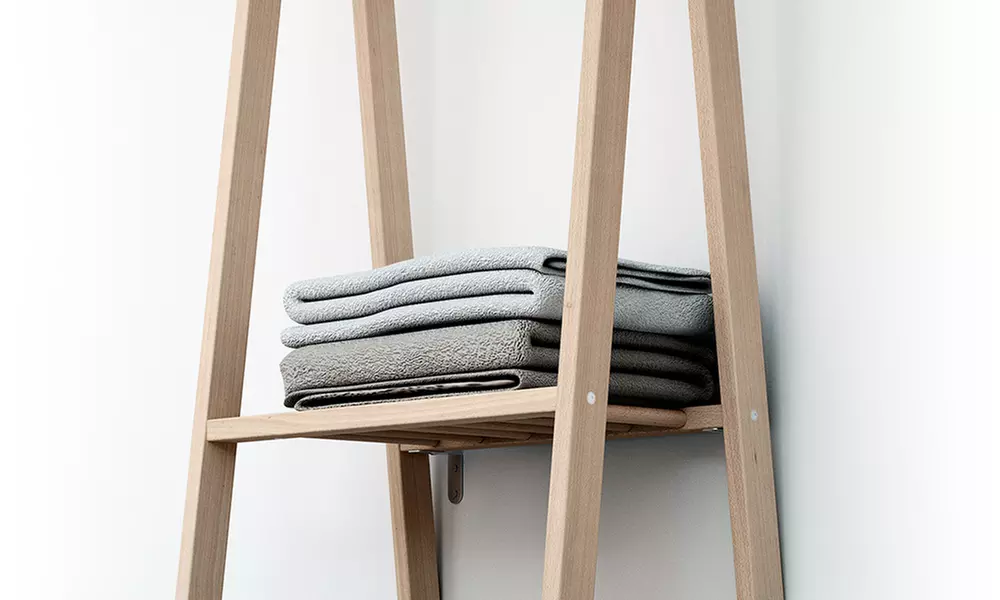 Kindvriendelijk kledingrek met speelgoed- en schoenenplank