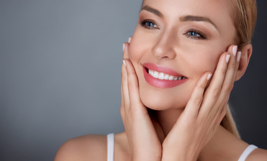Image 1: Tratamiento facial de dermapen efecto rejuvenedor con vitaminas